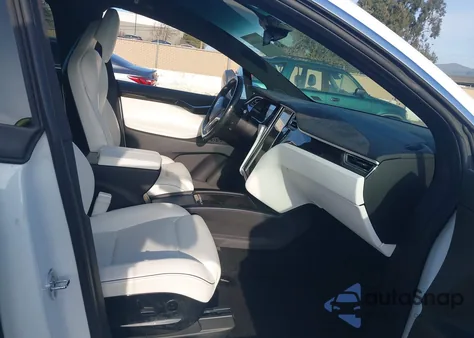 2016 Tesla Model X 75D/P100D/P90D z USA, uszkodzony, nr VIN 5YJXCBE44GF000544